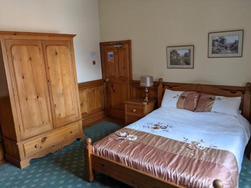 The Londesborough Arms bar with en-suite rooms