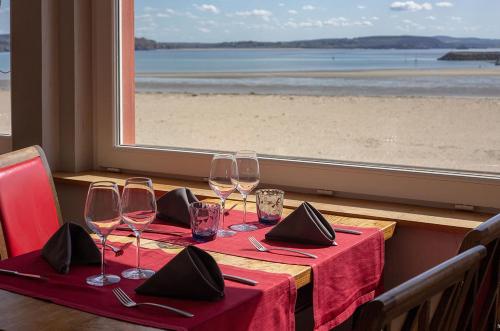 Restaurant, Hotel & Restaurant de la Plage in Morgat