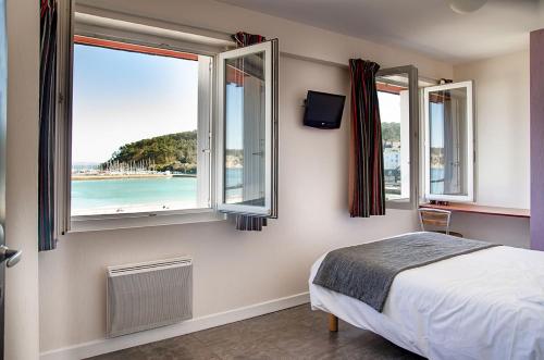 Exterior view, Hotel & Restaurant de la Plage in Morgat