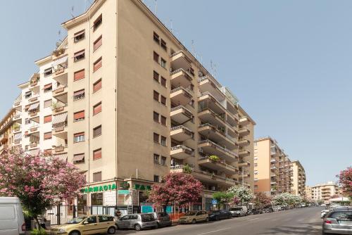 GuestHost - Roomy and Bright Apartment with Terrace, Рим (фото 6)