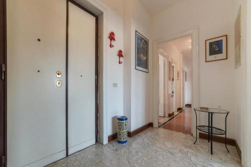 GuestHost - Roomy and Bright Apartment with Terrace, Рим (фото 7)