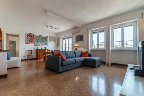 GuestHost - Roomy and Bright Apartment with Terrace, Рим (фото 10)