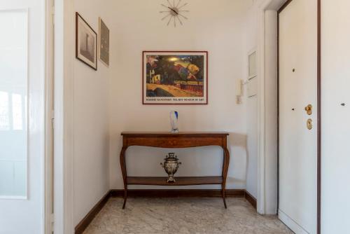 GuestHost - Roomy and Bright Apartment with Terrace, Рим (фото 8)