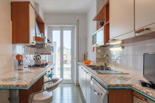 GuestHost - Roomy and Bright Apartment with Terrace, Рим (фото 3)