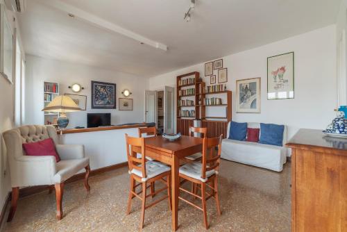 GuestHost - Roomy and Bright Apartment with Terrace, Рим (фото 2)