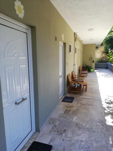 Livikon Studios & Rooms in Foinikas