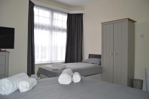 1 double bed, 1 twin bed