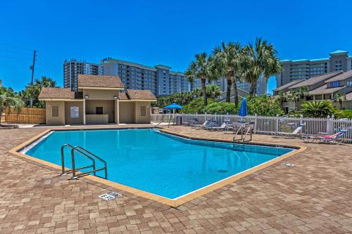 Beachy Lakefront Escape - Walk to the Shore! in Destin (FL)