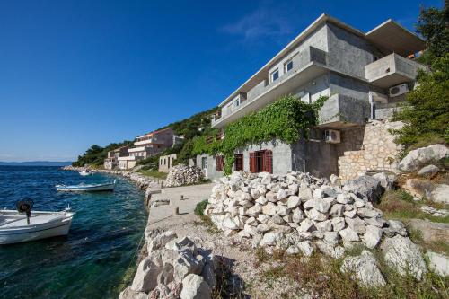 Ieeja, Apartments Hropic in Lastovo