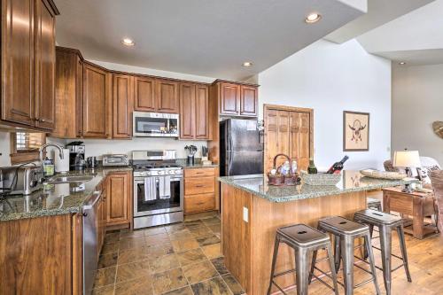 Luxe Rocky Mtn Retreat with Hot Tub - By Winter Park in Tabernash, USA