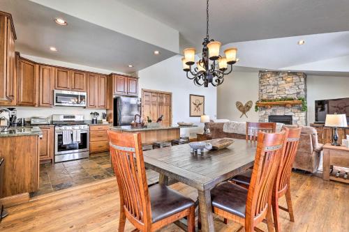 Luxe Rocky Mtn Retreat with Hot Tub - By Winter Park in Tabernash, USA