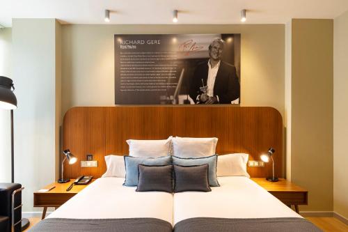 Twin Room image 10