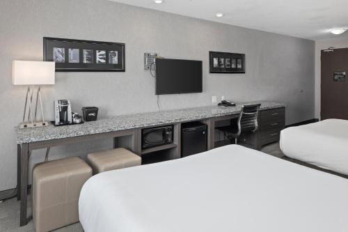 Home Inn & Suites Saskatoon South Set in a prime location of Saskatoon (SK), Home Inn & Suites-Saskatoon South puts everything the city has to offer just outside your doorstep. The hotel offers a high standard of service and amenities