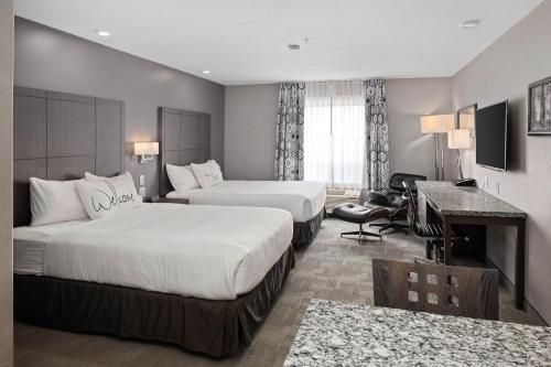 Deluxe Queen Suite
