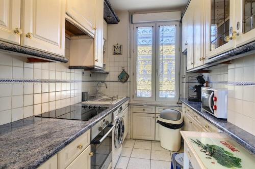 Vast roof terrace superb sea view Antibes