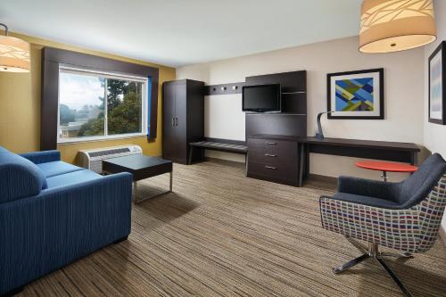 Holiday Inn Express Hotel & Suites Belmont, an IHG Hotel