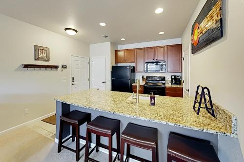 Retreat at Aspen Meadows - Pool Hot Tub & Tennis condo - image 5