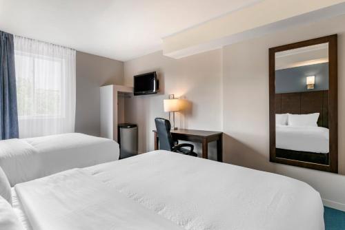 Standard Queen Room with Two Queen Beds - Non Smoking  image 7