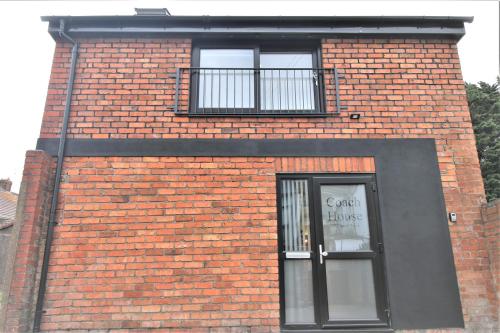 Entire House / Apartment Coach House 5min From Cardiff City Centre With  Parking, United Kingdom 