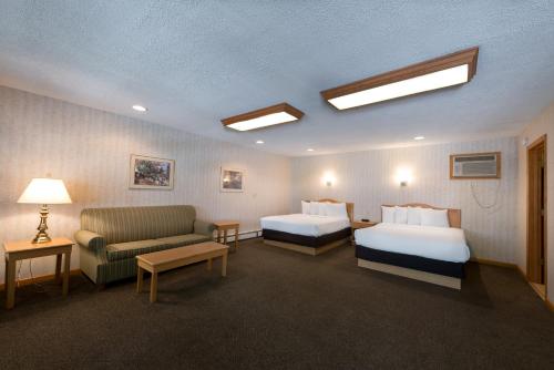 2 queen beds, 1 sofa bed