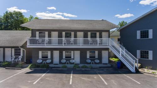 Adirondack Retreat Inn & Suites - image 9