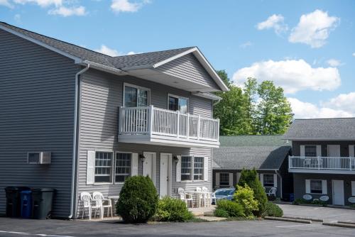 Americas Best Value Inn & Suites Lake George - image 2