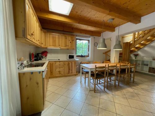 廚房, 位於雅沃爾尼克的舒適度假別墅-鄰近滑雪場 (Ski Chalet Escape in Javornik) in 魯德尼克