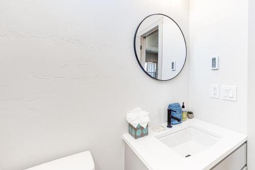 Modern Granby Ranch Getaway - image 5