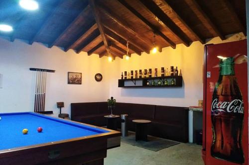 22 personas. Piscina jacuzzi -climatizado. Bar.bbq