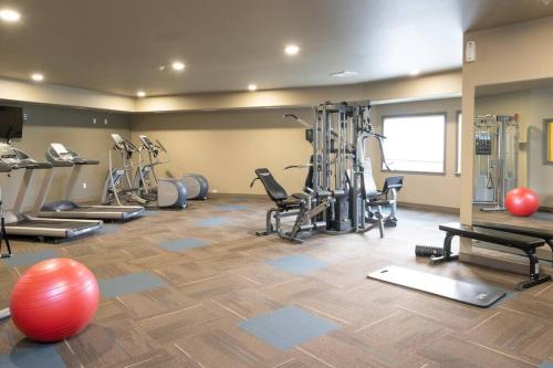 Roomy 2 BR 2 BA Apt with First Floor Convenience - image 5
