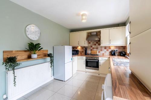 BEAUTIFUL Contractor and Family House - M18 & A1 - Private Parking & Big Garden by ComfyWorkers