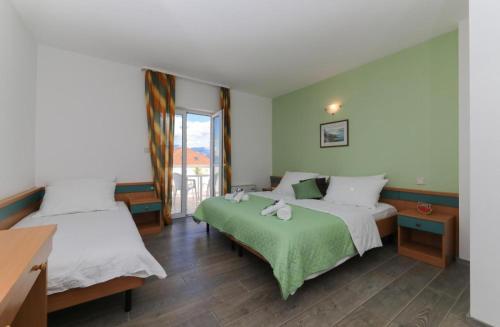 Rooms by the sea Supetar, Brac - 19049, Supetar (foto 9)
