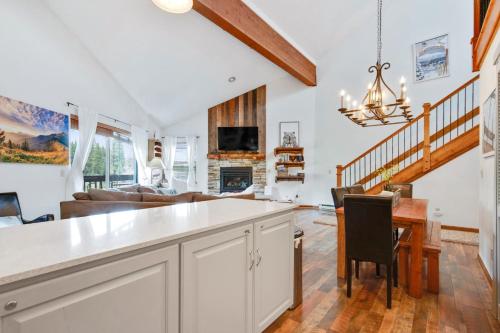 4 BDR Ski In Out Condo with Views Walk to Downtown - image 5