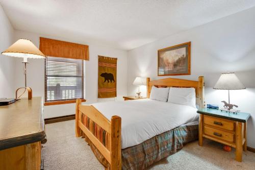 4 BDR Ski In Out Condo with Views Walk to Downtown - image 12