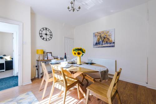 Spacious 3-Bed house in Chester by 53 Degrees Property, Ideal for Families & Professionals, FREE Par