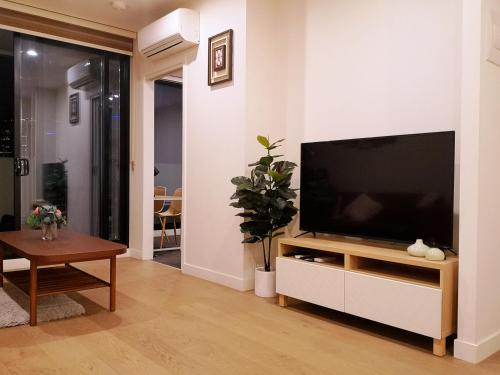New Spacious and luxury 2 BBR 2 Bathroom Apt South Melbourne with 1 free parking