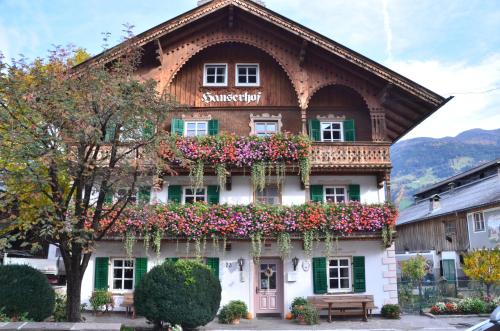Hanserhof, Fügen