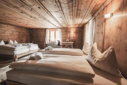4 twin beds