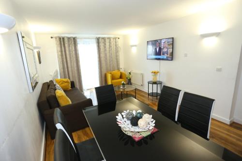 Lovely View 2 beds 2 bath Apartment, London