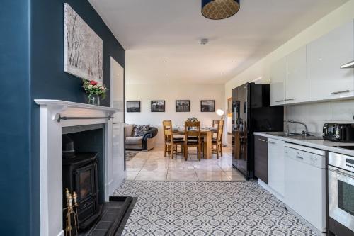 кухня, Stunning, Remodelled Cottage, Picturesque Location in Kildrummy