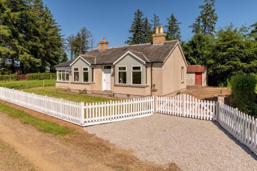 Зовнішній вигляд готелю, Stunning, Remodelled Cottage, Picturesque Location in Kildrummy