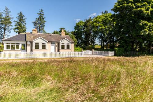 Зовнішній вигляд готелю, Stunning, Remodelled Cottage, Picturesque Location in Kildrummy