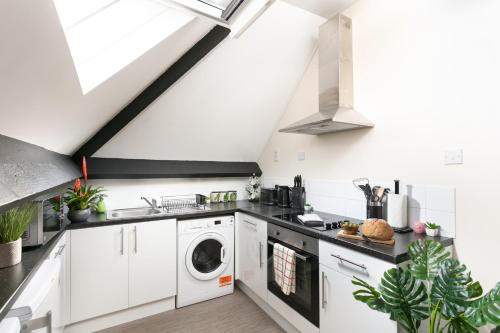 Beautiful Central and Spacious Plymouth Apartment
