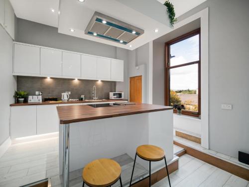 Luxurious Cessnock Service Apartment Nr Subway - main image