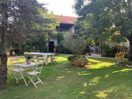 A szálláshely kívülről, Orhan Havaya in Shear Yashuv