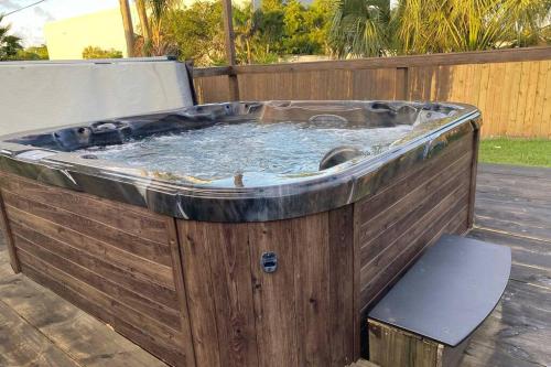 Hot tub, Perfectly Relaxing Queen Suite/Freestanding Tub, in North Shore
