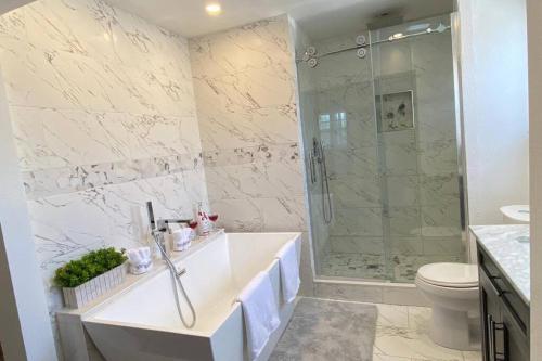 Bathroom, Perfectly Relaxing Queen Suite/Freestanding Tub, near M Y Cafe at Rybovich