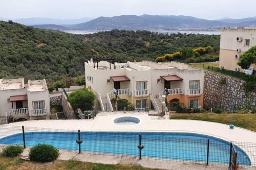 BODRUM GUVERCINLIKDE HAVUZLU SITE