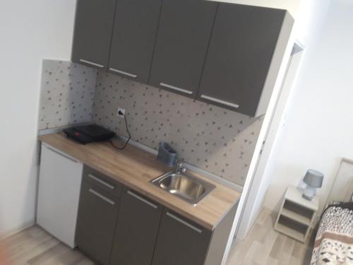 One-Bedroom Apartment image 9