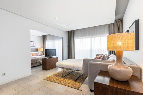 1 queen bed, 1 sofa bed